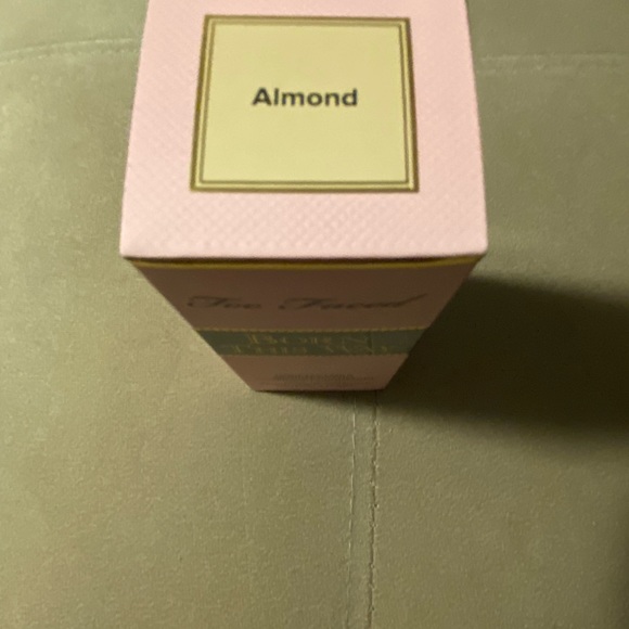 Too faced Concealer Almond - Picture 5 of 5